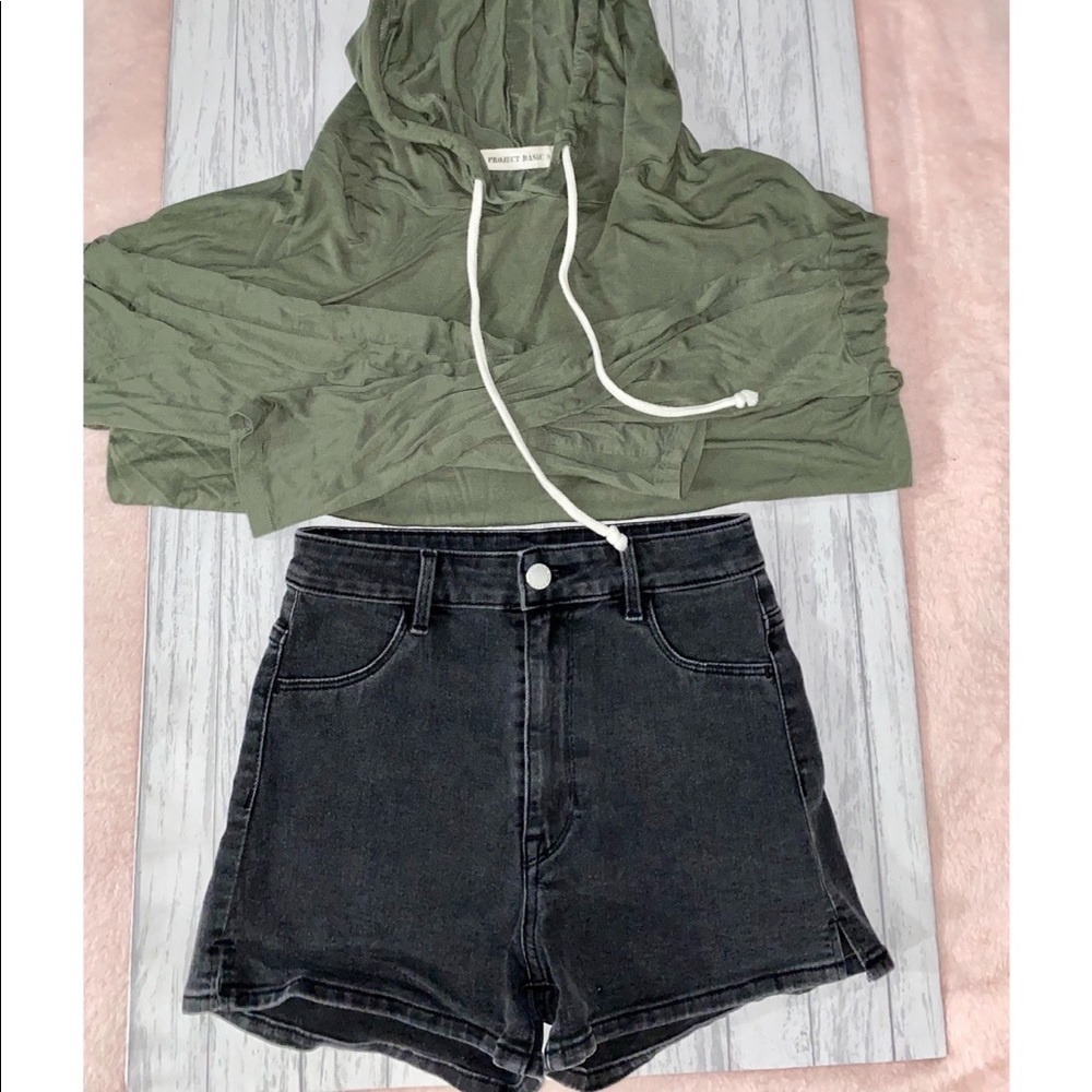 SOLD ✨H&M High-Waist Stretch Jean Shorts✨